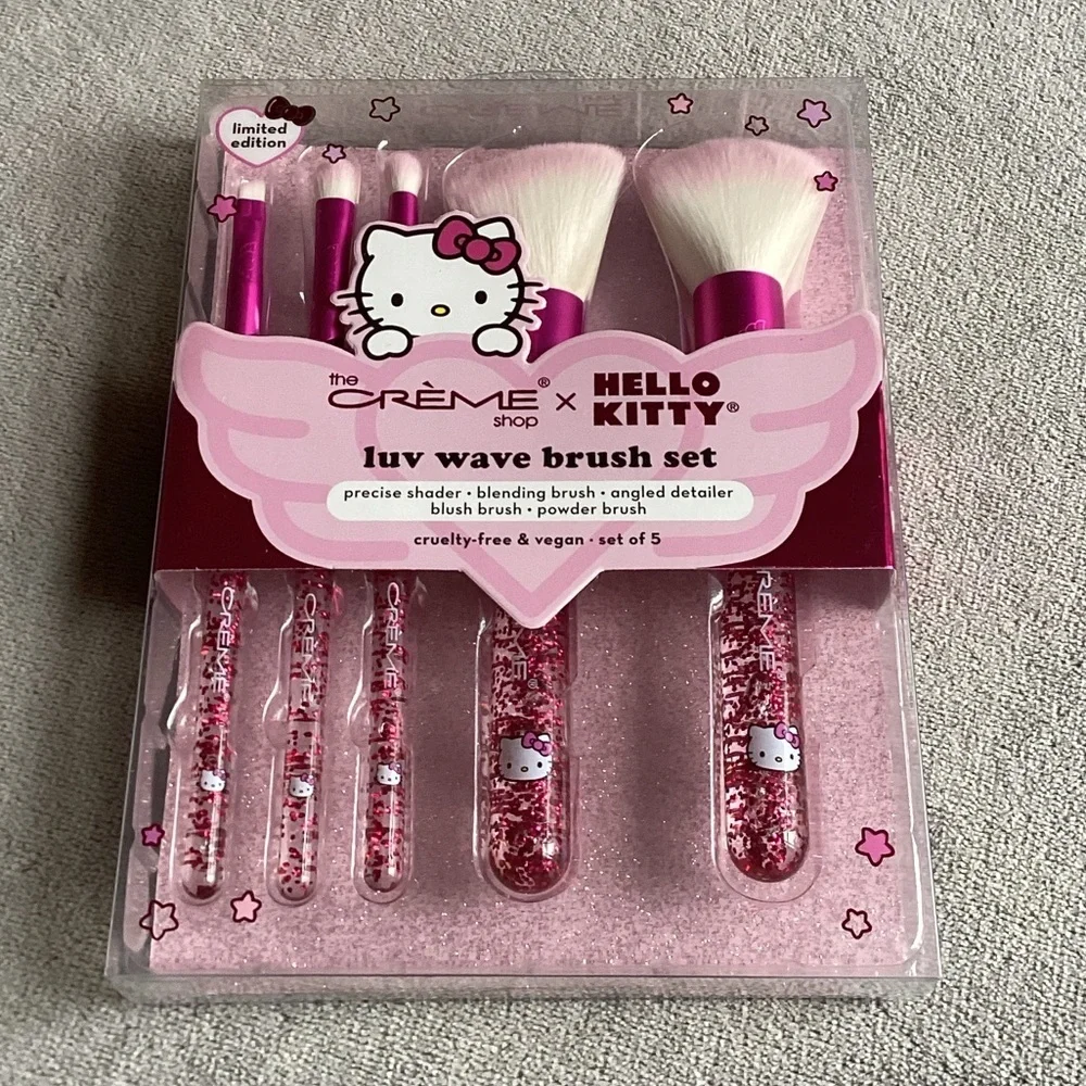 NIP The Crème Shop Hello Kitty Luv Wave Brush Set
